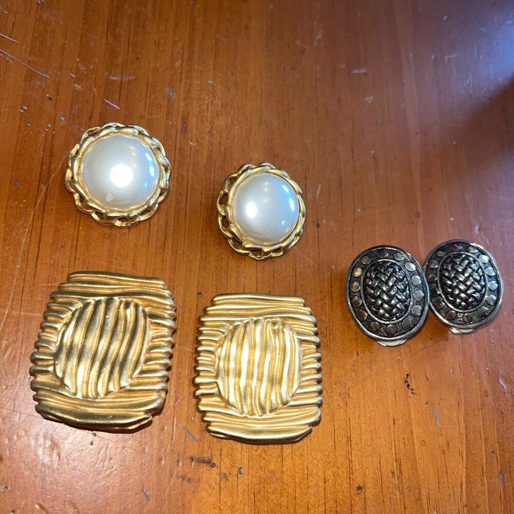 Vintage Lot of Clip on Earrings - Picture 1 of 4